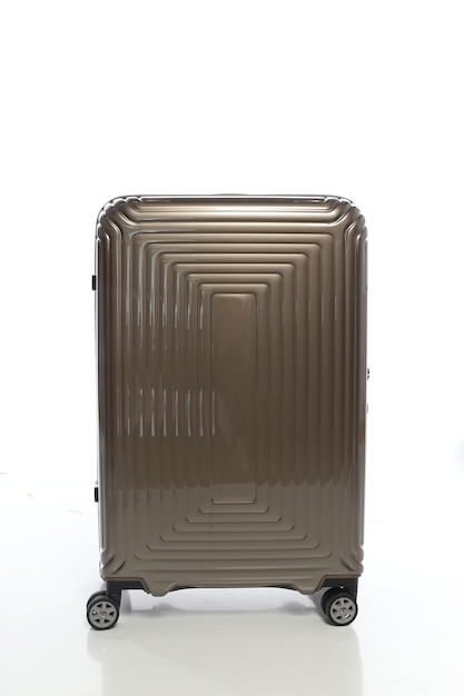 Коричневый чемодан на белом фоне