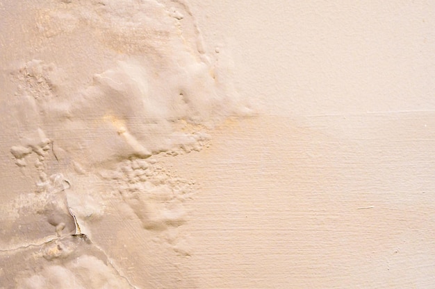 塗装の剥がれで湿った茶色の壁