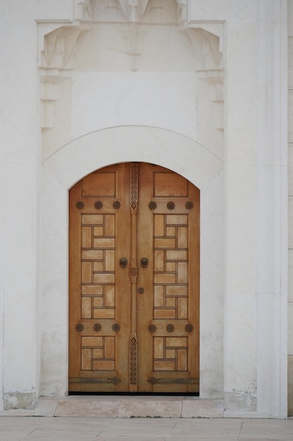 Старая дверь из коричневого дерева в турции