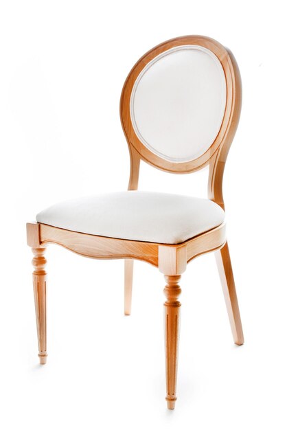 Коричневый деревянный стул на белом фоне