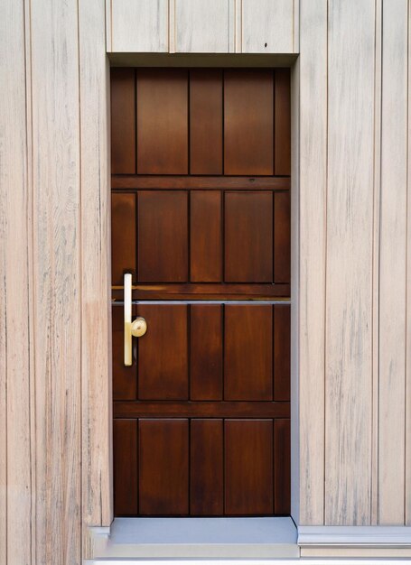 Коричневая деревянная дверь