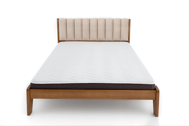 흰색 배경에 매트리스가 분리된 갈색 나무 더블 침대