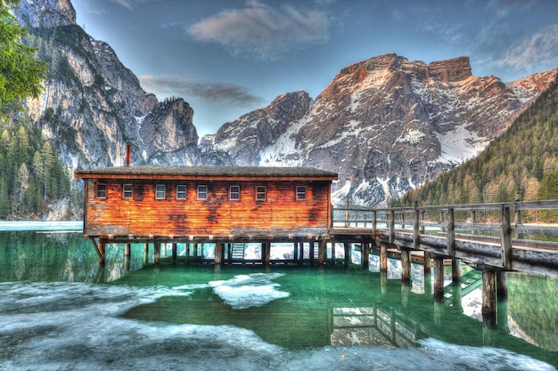 Foto casa di legno marrone vicino alla montagna