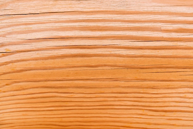 亀裂の背景テクスチャを持つ茶色の木の表面