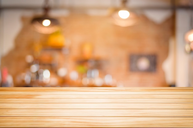 Tavolo in legno marrone su sfondo caffetteria o ristorante.