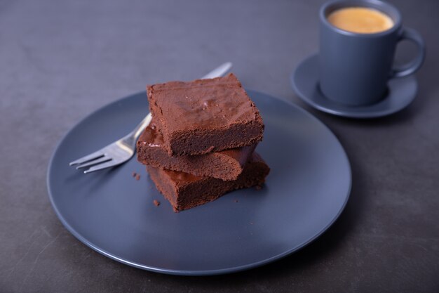 Brownie cake. Zelfgemaakte chocoladedessert. Een populaire donkere chocoladetaart. Detailopname.