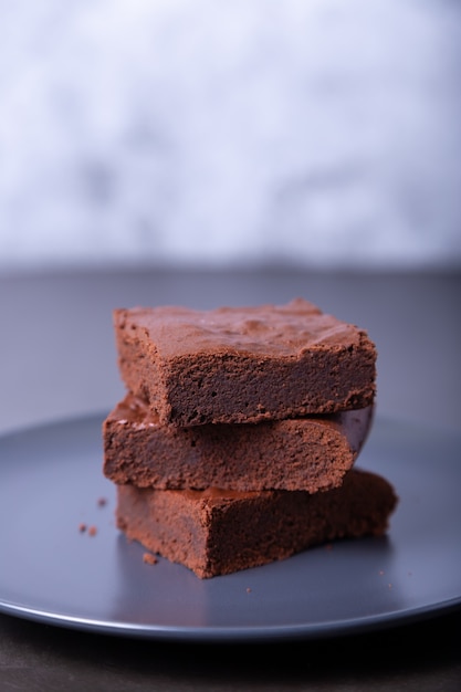 Brownie cake. zelfgemaakte chocoladedessert. een populaire donkere chocoladetaart.