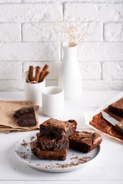 Premium Photo | Brownie chocolate cake served on white table