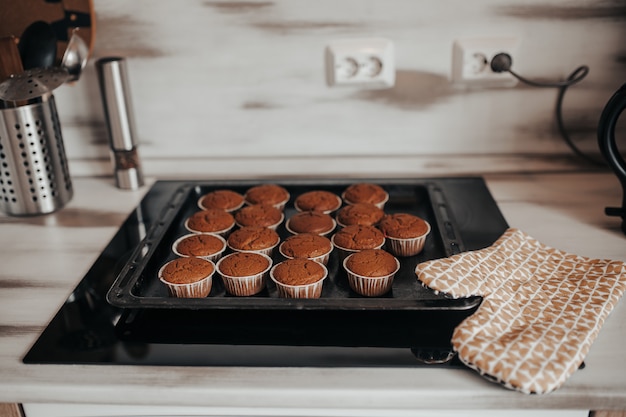 Foto cupcakes brownie sulla teglia