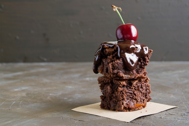 Brownie. torte al cioccolato fondente, cotte al forno, tagliate.