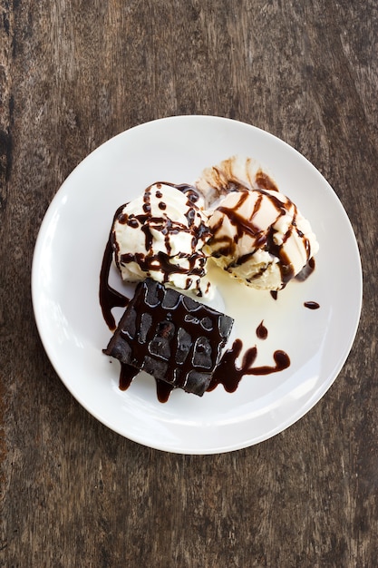 Brownie and icecream.