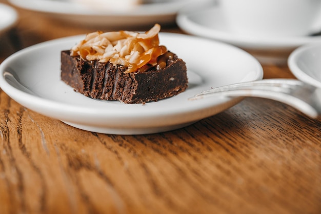 Brownie met amandelen op een houten tafel.