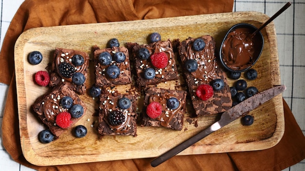 Brownie met bessen en chocolade op een houten plank Huisgemaakte vegan brownies