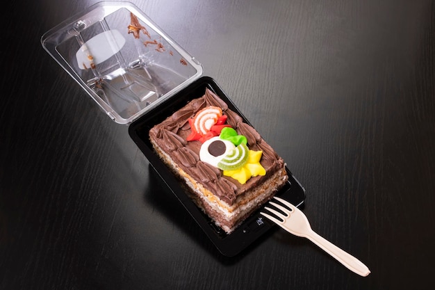 Brownie met chocoladeroom en hand met vork
