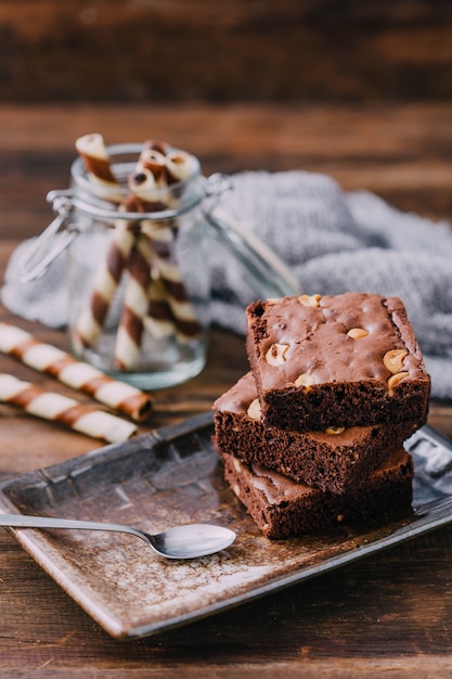 brownie op houten tafel achtergrond