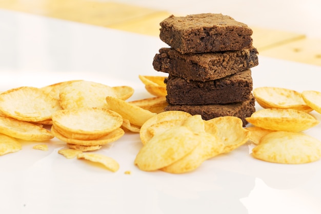 brownie zoete ongezonde snack aardappelchips copyspace