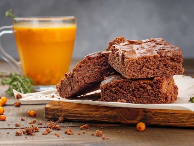 Browniekoekjes liggen op het bord