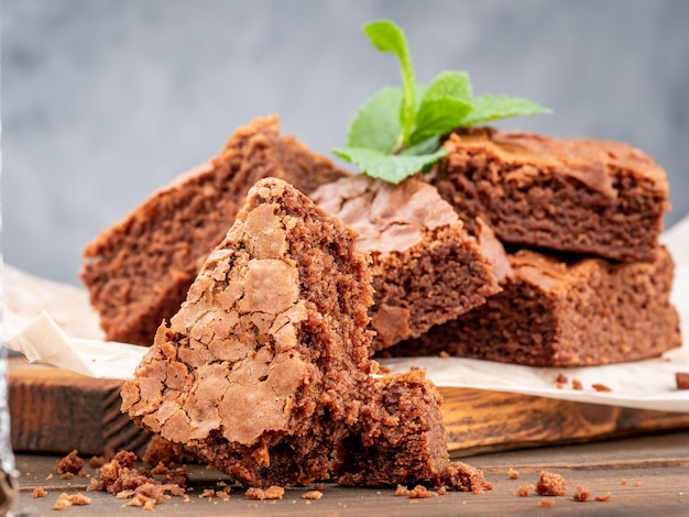 Browniekoekjes liggen op het bord