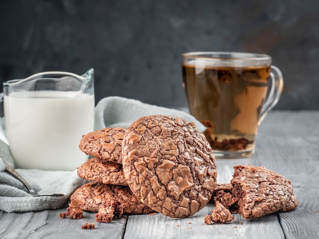 Browniekoekjes op een houten lijst met thee en melk. kopieer ruimte.