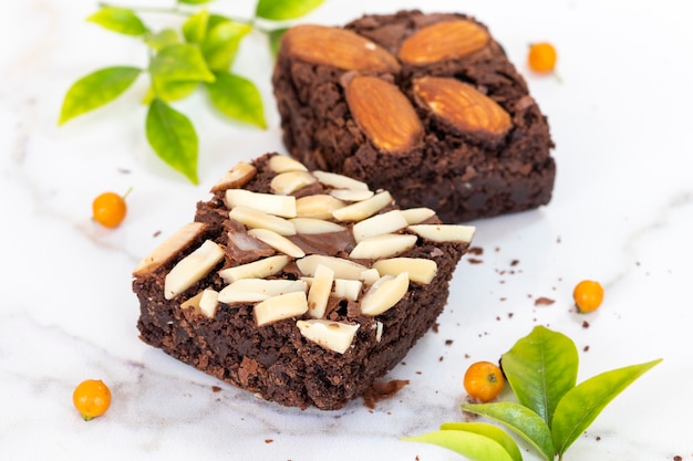 Disposizione di brownies con foglie su sfondo bianco