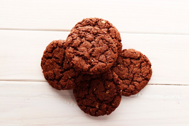 Brownies op houten achtergrond. Bovenaanzicht. Zoete zelfgemaakte gebak kerst bakken. Detailopname.