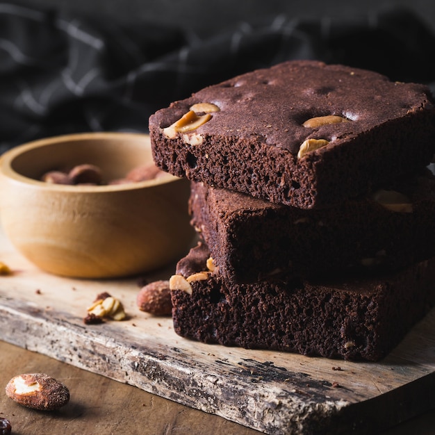 Brownies op houten tafel