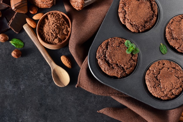 写真 ナッツとチョコレート、黒の背景のブラウニー