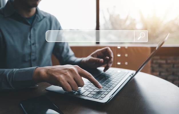 写真 空の検索バーを使用したインターネットの閲覧と検索
