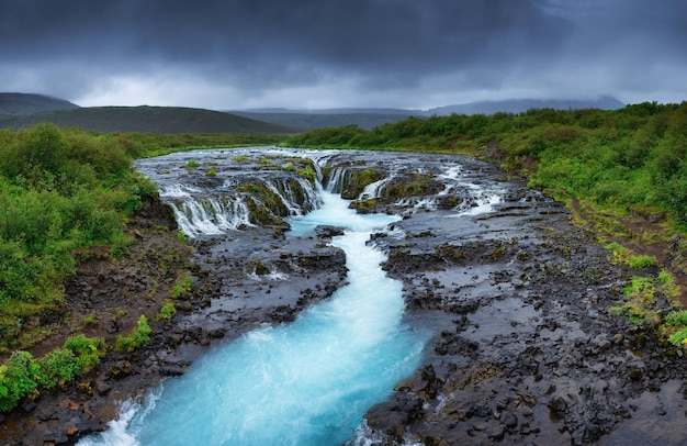 Bruarfoss-waterval IJsland Panoramische famounsplaats in IJsland Snelle rivier en watervallen Natuurlijk landschap in de zomer Reisbeeld