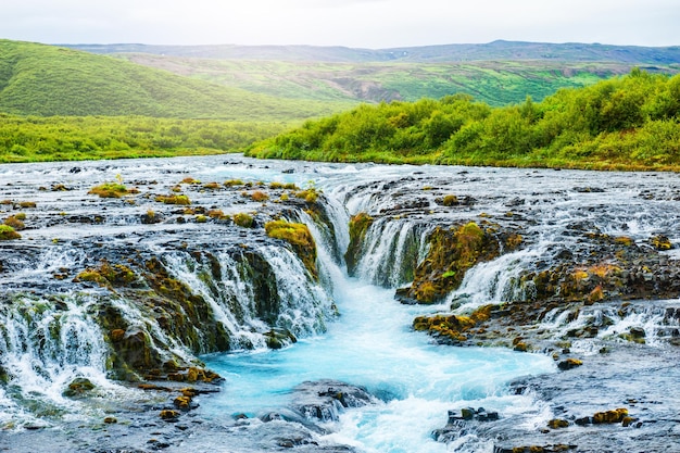 Bruarfoss-waterval in Zuid-IJsland. Prachtig zomers landschap