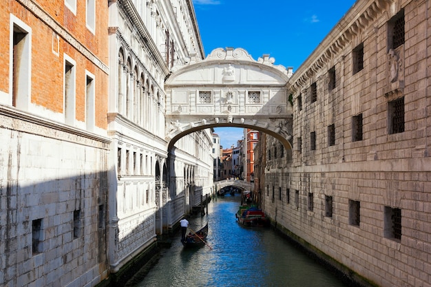 Brug der Zuchten en gondel in Venetië, Italië