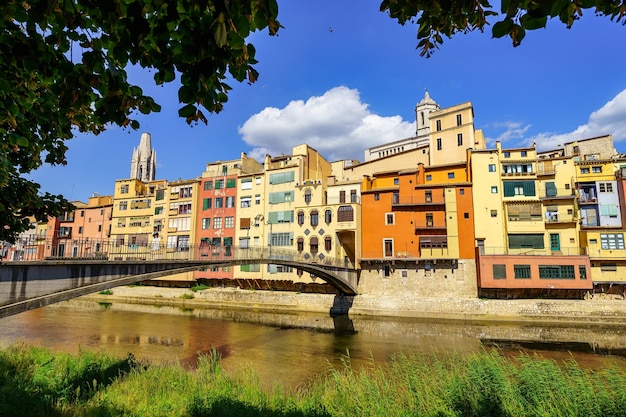 Brug die de rivier de Onyar oversteekt en toegang geeft tot het oude centrum van Girona Catalonië Spanje