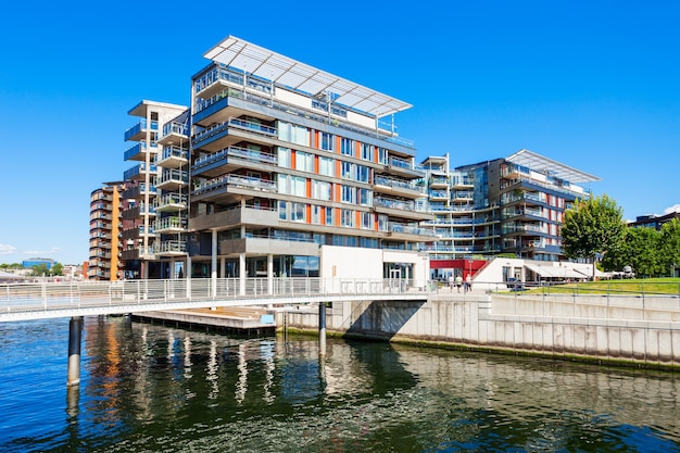 Brug door kanaal in de wijk Aker Brygge in Oslo, Noorwegen.