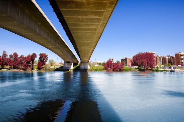 Brug en rivier. Close-up beeld van onder een brug en rivier