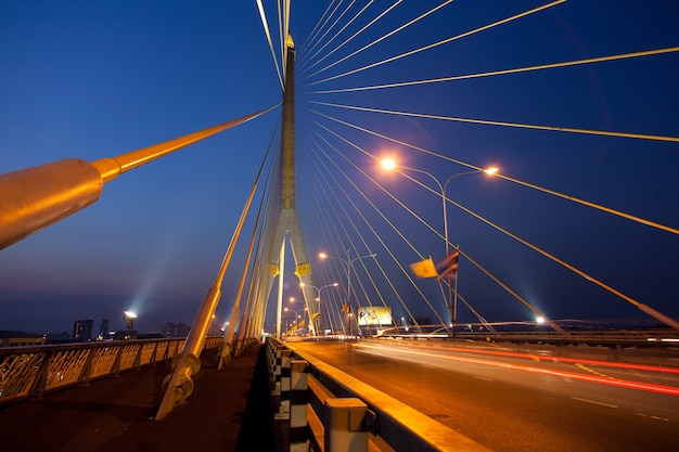 Brug en wegen avond.