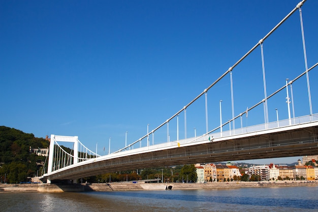 Brug in boedapest in zonnige de zomerdag