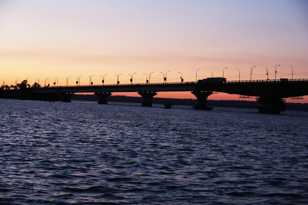 Brug in de nacht