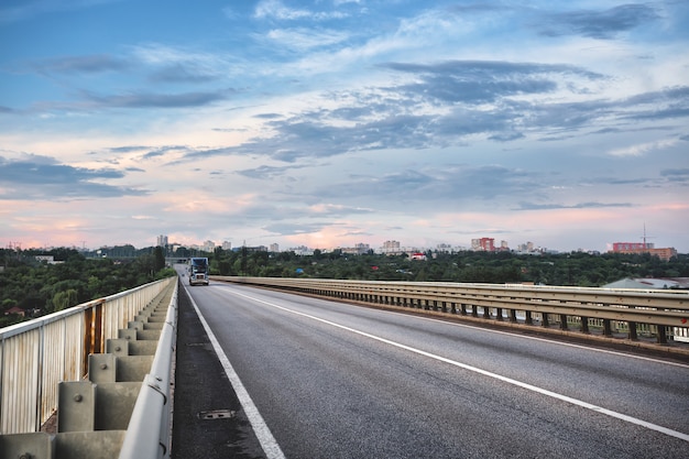 Brug met een vrachtwagen