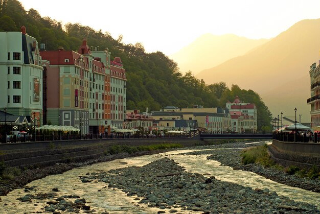 brug naar de oevers langs beide oevers van de Mzymta-rivier in de Rosa Khutor