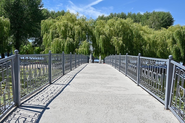 Brug naar het eiland van de liefde in het meer van de stad ternopil