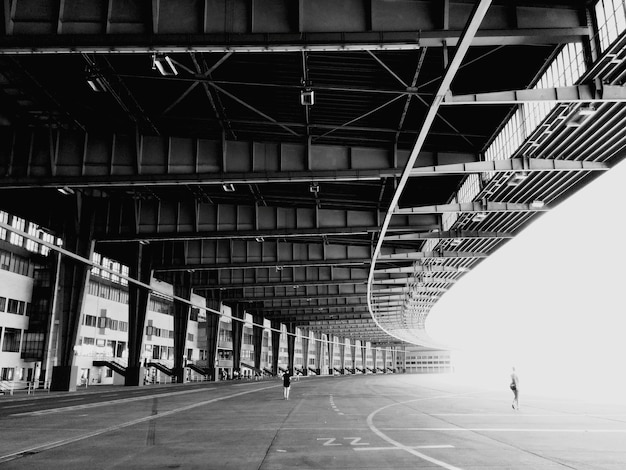 Brug op de luchthaven van Tempelhof tegen een heldere lucht