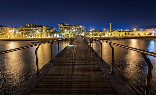 Foto brug op het strand in de nacht