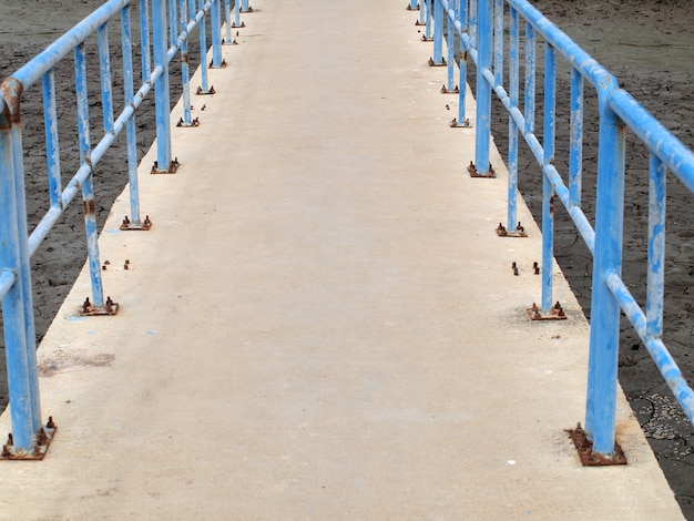 brug over de droge rivier