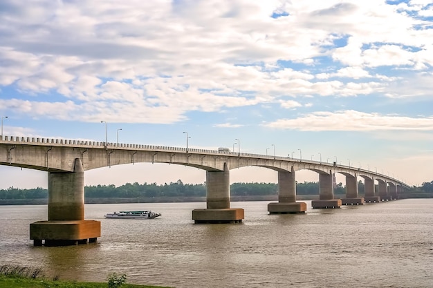 Brug over de Mekong rivier in Cambodja