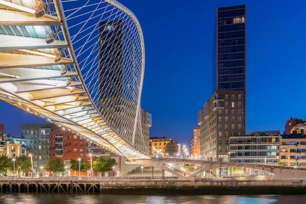 Brug over de monding van Bilbao in Spanje, met twee kantoorwolkenkrabbers in het stadscentrum