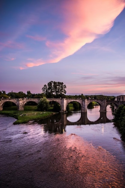 brug over de rivier bij zonsondergang