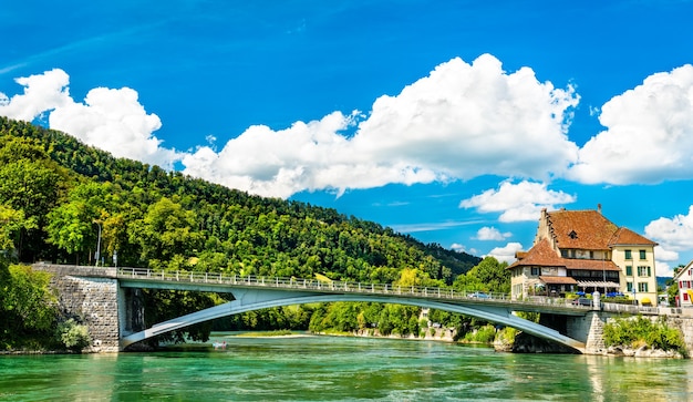 Brug over de rivier de Aare in Aarburg, Zwitserland