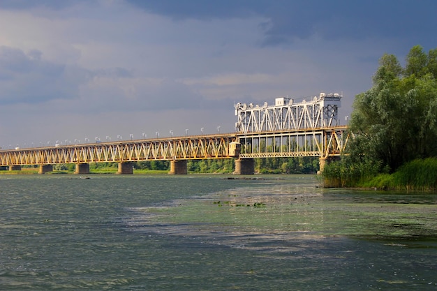 Brug over de rivier de dnjepr in kremenchug en onweerswolken in de lucht