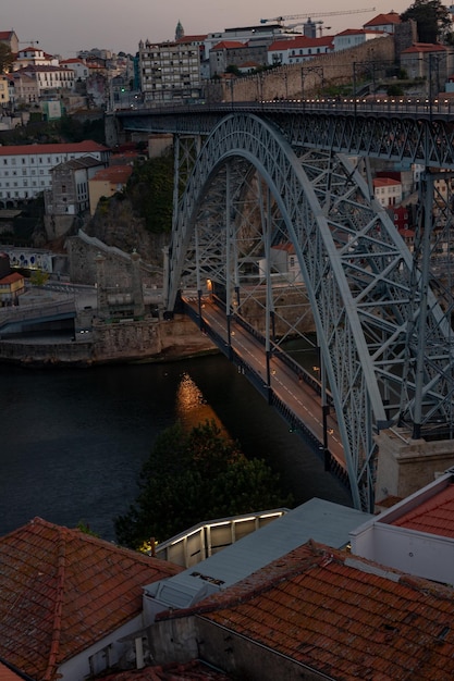 Foto brug over de rivier de douro in de stad porto in de herfst in portugal