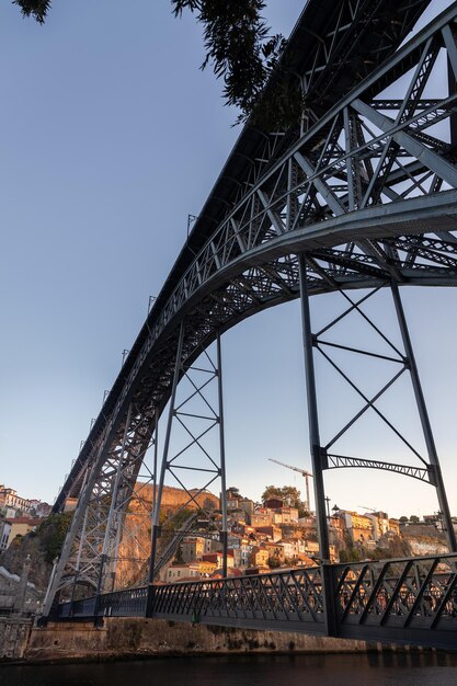 Foto brug over de rivier de douro in de stad porto in de herfst in portugal